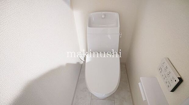 トイレは全棟に2箇所づつあるので、来客や朝の忙しい時間帯でも順番待ちの必要がなく安心です。