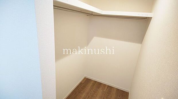 収納力を持つウォークインクローゼットで部屋はいつもすっきり。着たい服もすぐに見つけられます。