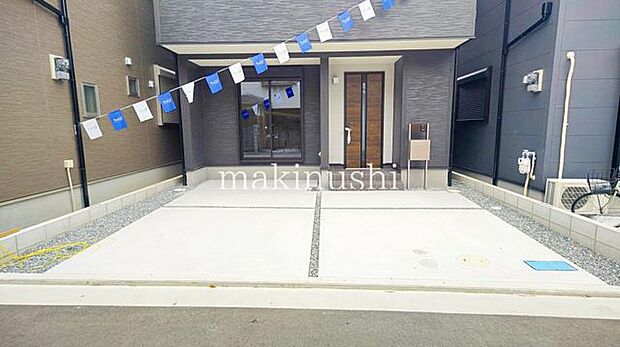 駐車場は並列で2台可能!(車種による)前面道路との高低差もほぼございませんので出し入れもスムーズ!