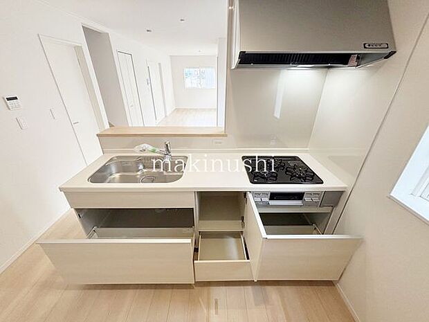 手入れのしやすいフラットなシステムキッチン!料理をしながらリビングの家族とおしゃべりができます♪キッチン下収納は引き出し式で出し入れも楽々!