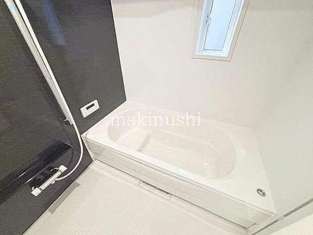 バス ゆったりとしたバスルーム!ステップのある浴槽なので、半身浴でのんびりくつろぎタイムがすごせます♪