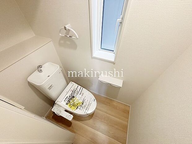 トイレが1階と2階の2箇所にあるので、来客時や朝の忙しい時間帯でも順番待ちの必要がなく安心です。