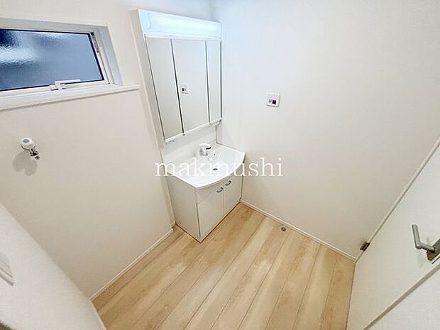 ワイドな洗面室!家族の共有空間だけでなく家事スペースにも充分な広さで毎日の洗濯や掃除がはかどります♪