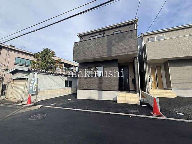 前面道路との高低差もほぼございませんので、お車の出し入れも問題ございません!駐車スペース2台分あり!