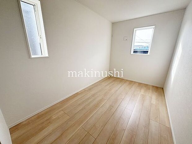 2階居室 全居室が収納付きで、部屋はいつもすっきり。身の回りの整理整頓もらくらくです♪新築ならではのまっさらな空間♪木造ならでは心やすらぐ住まいです。