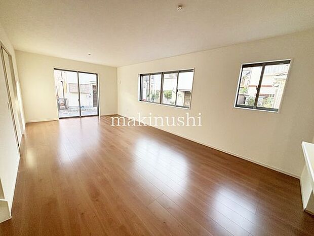 LDKは家族とのコミュニケーションがとりやすい対面式キッチンを採用！家族団らんの空間です♪