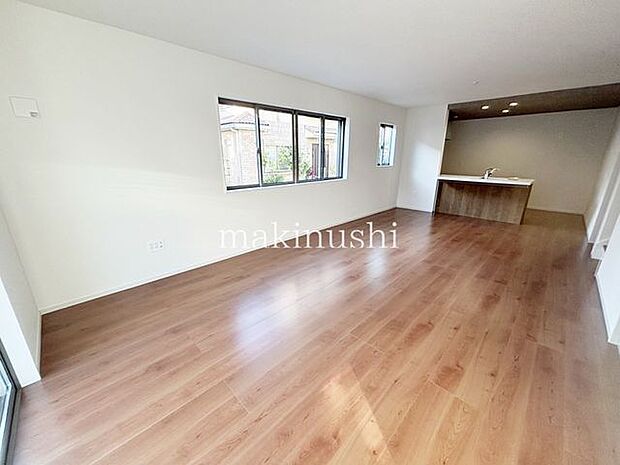 リビング階段で家族の動きのわかりやすい間取り！キッチンで家事をしていても、お家の出入りがわかりますね♪