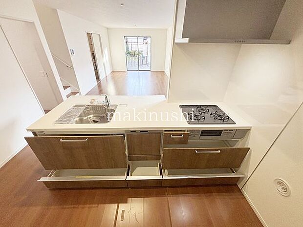 手入れのしやすいフラットなシステムキッチン！食器洗い乾燥機付きで家事の時短に便利なキッチンです。