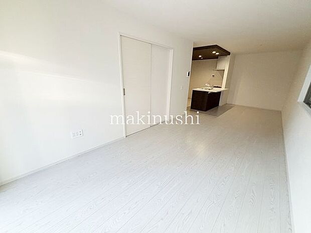 リビング階段で家族の動きのわかりやすい間取り！キッチンで家事をしていても、お家の出入りがわかりますね♪