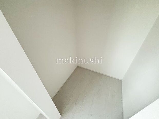 収納力を持つウォークインクローゼットで部屋はいつもすっきり。着たい服もすぐに見つけられます。