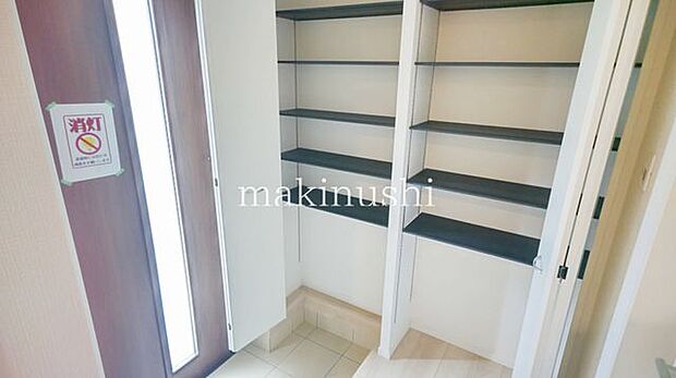 玄関には大きな収納あり！散らかりやすい玄関をすっきりまとめられます♪一部土間収納になっているので傘など外使いの汚れやすいものも収納しやすいです♪