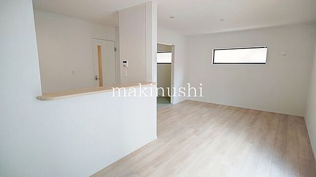 ＬＤＫは16.5帖ございます♪家族とのコミュニケーションがとりやすい対面式キッチンを採用！家族団欒の空間です♪