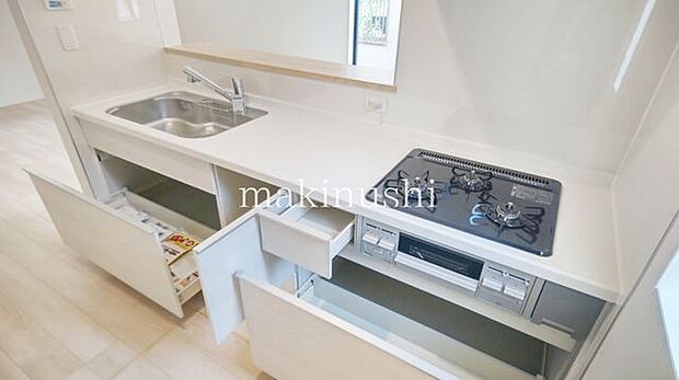 手入れのしやすいフラットなシステムキッチン！キッチン下収納は引き出し式で大きなお鍋などの出し入れも楽々ですね♪