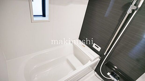 ゆったりとしたバスルーム！ステップのある浴槽なので、半身浴でのんびりくつろぎタイムがすごせます♪