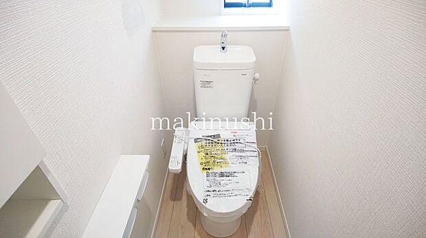 1階トイレ　トイレが2箇所にあるので、来客や朝の忙しい時間帯でも順番待ちの必要がなく安心です。