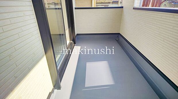 広めのバルコニーで、床置きタイプの物干しも置けるスペースがあるので、洗濯ものがたくさん乾かせます！