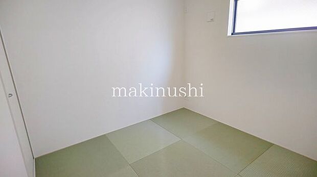 タタミがあれば冬にはこたつを置いたり、小さなお子様がいれば遊び場やお昼寝スペースとしてもいいですね♪