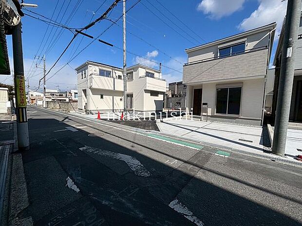 LDKは家族とのコミュニケーションがとりやすい対面式キッチンを採用！1階は全面リビングでゆとりある家族団欒の空間です♪