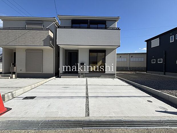 LDKは家族とのコミュニケーションがとりやすい対面式キッチンを採用！1階は全面リビングでゆとりある家族団欒の空間です♪