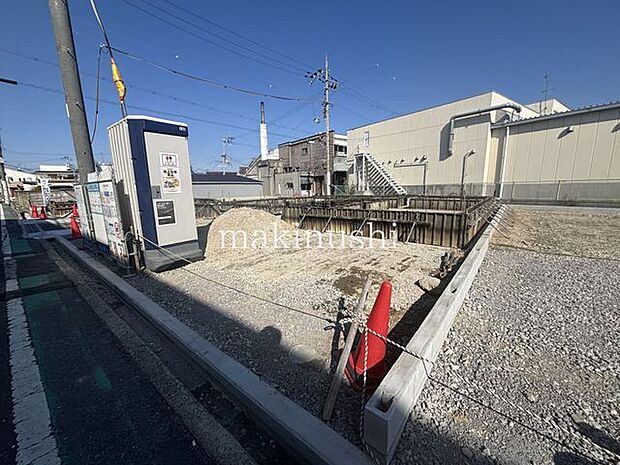 布忍小学校までは約250ｍ♪通学にも安心の距離です♪お子様専用のお部屋も確保できる室数の新築戸建て！