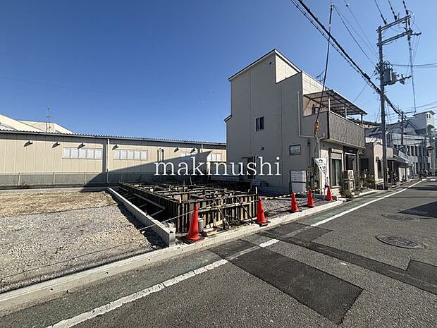 布忍小学校までは約250m♪通学にも安心の距離です♪お子様専用のお部屋も確保できる室数の新築戸建て!