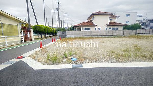 小・中学校までは約300ｍ圏内！通学にも安心の距離♪大阪外環状線にもすぐに出られる立地♪マイカー通勤にも便利です♪
