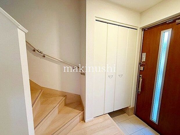 整理整頓しやすい玄関収納付きの玄関!採光窓のある玄関で日中は照明がなくても明るく、開放感も感じられます♪