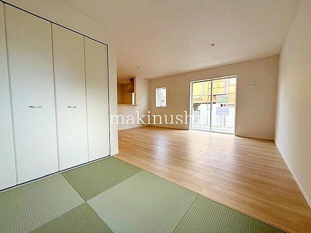 タタミがあれば冬にはこたつを置いたり、小さなお子様がいれば遊び場やお昼寝スペースとしてもいいですね♪