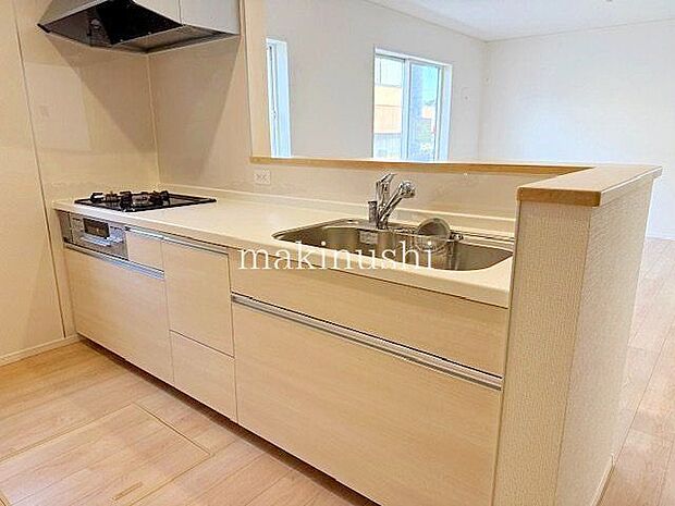 手入れのしやすいフラットなシステムキッチン!キッチン背面には冷蔵庫やカップボードを置けるスペースがあり、キッチン家電などを機能的にレイアウトできます♪