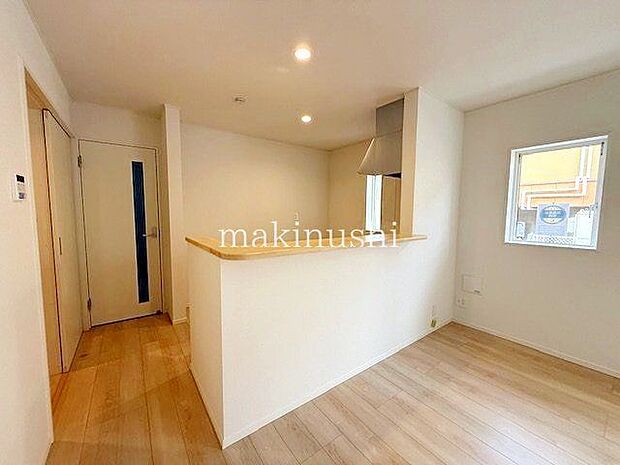 家族とのコミュニケーションがとりやすい対面式のキッチン!家事をしながらリビングの家族とお喋りできる団欒の空間です♪