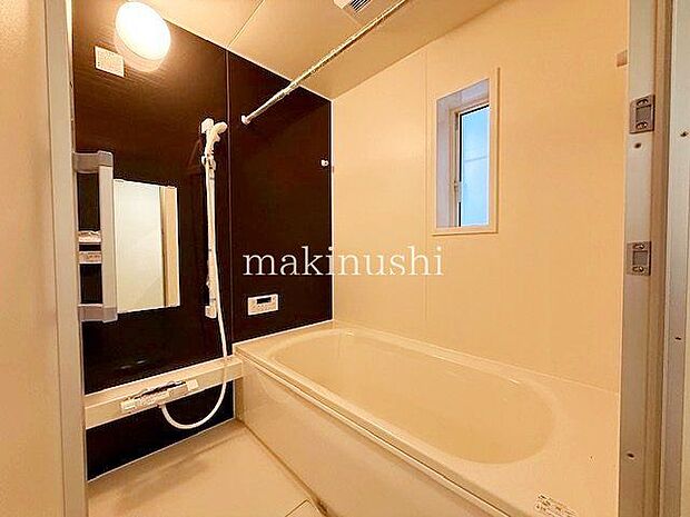 バス ゆったりとしたバスルーム!オートバスなので、浴室以外からでも温度調整などの操作ができます。追い炊き機能もついています!