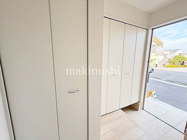 整理整頓しやすい玄関収納付きの玄関!採光窓のある玄関で日中は照明がなくても明るく、開放感も感じられます♪