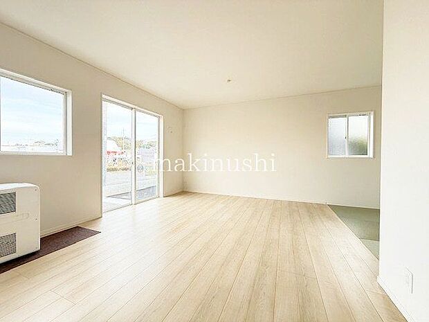 5区画限定!タタミコーナー付広々リビングが魅力的な新築戸建て♪令和7年9月完成の省エネ住宅♪ぜひ現地をご覧ください♪