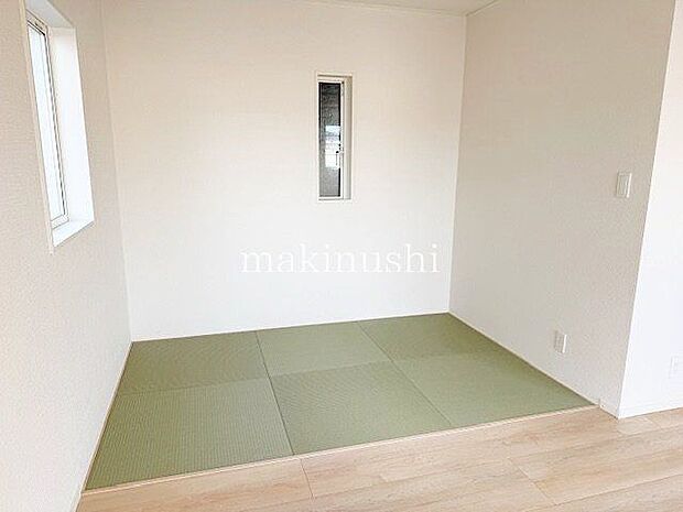 タタミがあれば冬にはこたつを置いたり、小さなお子様がいれば遊び場やお昼寝スペースとしてもいいですね♪