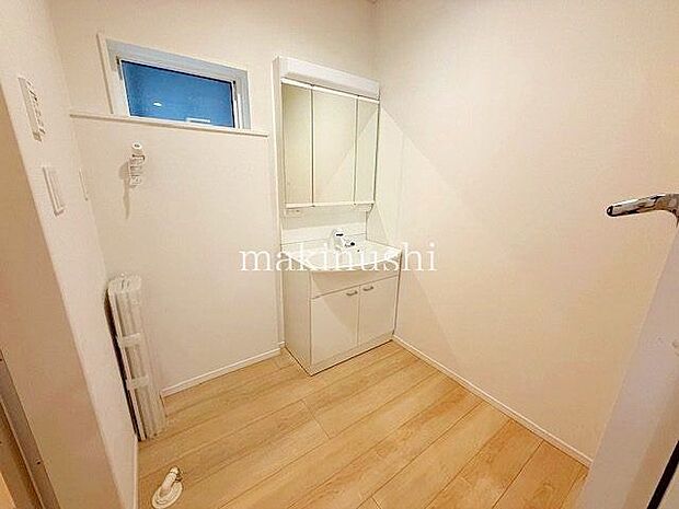 大きな鏡の洗面化粧台!大きな洗面ボウルで身だしなみを整えたりメイクをするのにも便利です!掃除のしやすいシンプルな洗面室で髪の毛などが落ちたり水滴がこぼれてももささっと掃除ができますね♪