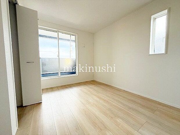 収納力を持つクローゼットで部屋はいつもすっきり。着たい服もすぐに見つけられます。