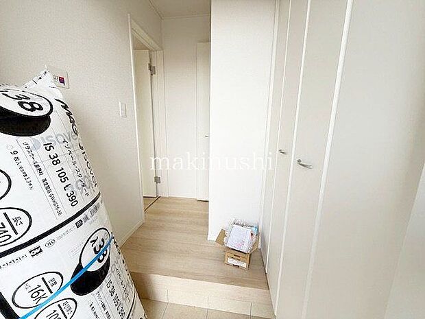 整理整頓しやすい玄関収納付きの玄関！採光窓のある玄関で日中は照明がなくても明るく、開放感も感じられます♪