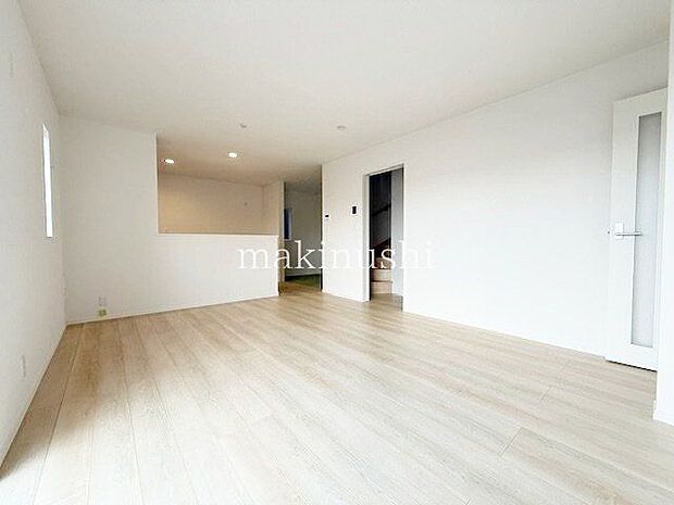 16帖LDK+3帖タタミコーナー付きと広々！インテリアのレイアウトもしやすい間取りです！空家ですのでご内覧可能！