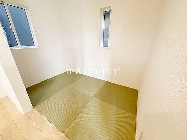 タタミがあれば冬にはこたつを置いたり、小さなお子様がいれば遊び場やお昼寝スペースとしてもいいですね♪