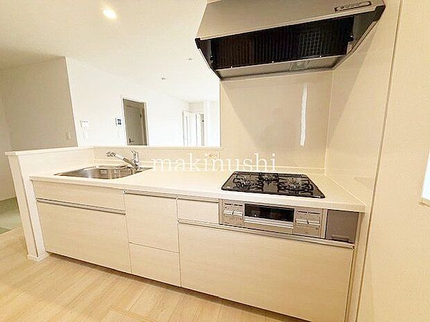 手入れのしやすいフラットなシステムキッチン！キッチン背面には冷蔵庫やカップボードを置けるスペースがあり、キッチン家電などを機能的にレイアウトできます♪