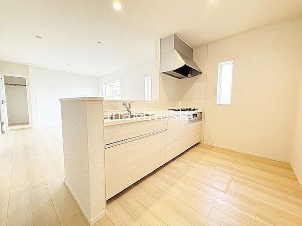 家族とのコミュニケーションがとりやすい対面式のキッチン！家事をしながらリビングの家族とお喋りできる団欒の空間です♪