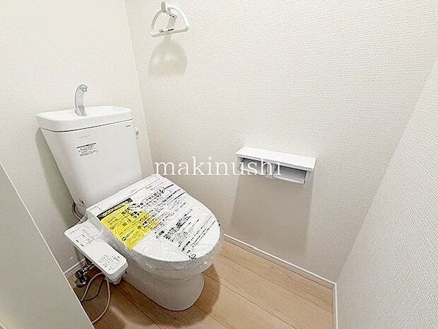 トイレが2箇所にあるので、来客や朝の忙しい時間帯でも順番待ちの必要がなく安心！2階にもトイレがあれば夜中にトイレで目が覚めても階下におりる必要はございません！