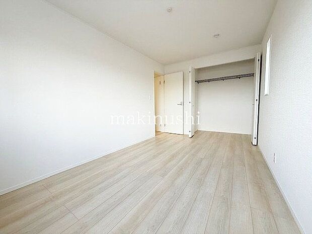 収納力を持つクローゼットで部屋はいつもすっきり。着たい服もすぐに見つけられます。