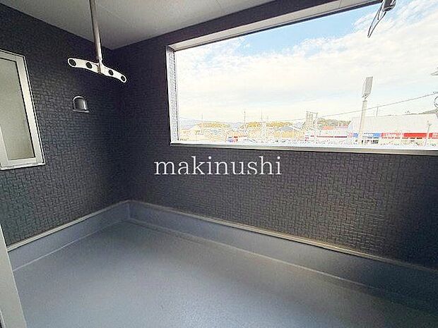 広めのバルコニーで、床置きタイプの物干しも置けるスペースがあるので、洗濯ものがたくさん乾かせます！