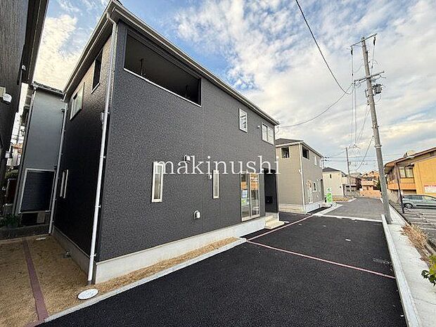 前面道路は幅員5ｍの広さ♪居住者以外の出入りはほぼ無い道路なので、お車の出し入れも安心してできます♪