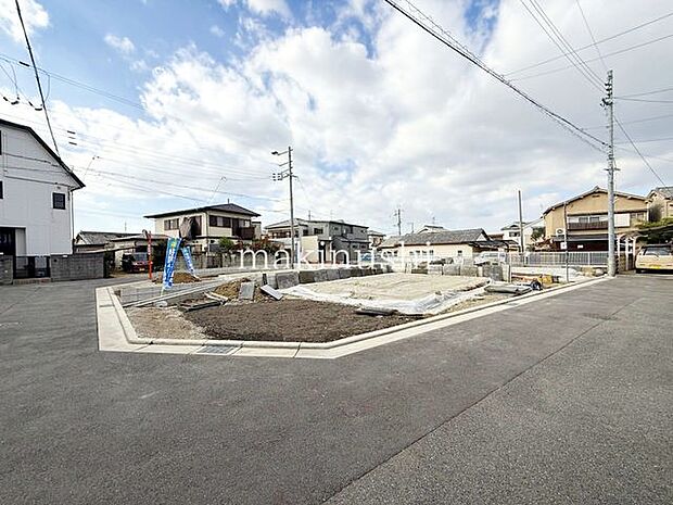 前面道路との高低差もほぼございませんので、お車の出し入れもしやすいです♪全棟駐車場2台分あり!