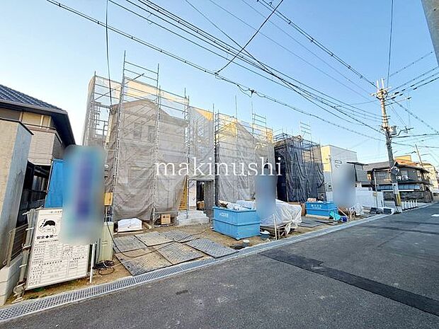 大阪外環状線にもすぐ出られる立地！マイカー通勤にも便利です♪前面道路との高低差もほぼございませんので、お車の出し入れもスムーズです！