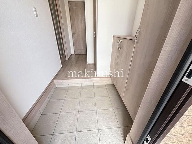 大阪外環状線にもすぐ出られる立地！マイカー通勤にも便利です♪前面道路との高低差もほぼございませんので、お車の出し入れもスムーズです！