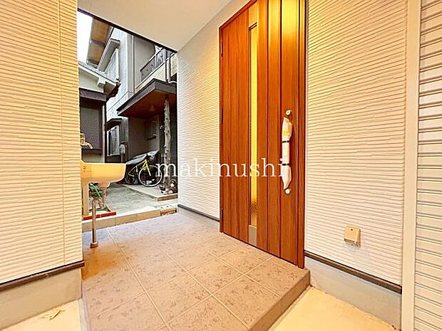 木の暖かみを感じさせる玄関♪帰ってきた時にほっとしますね♪玄関には電源や水栓があるので、掃除やお車の手入れに便利です♪