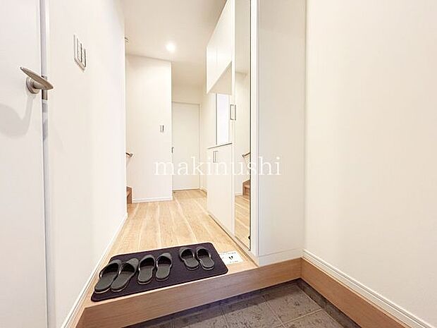 大きいシューズボックスがある玄関！姿見付きでおでかけ前の身だしなみチェックもばっちりできます♪